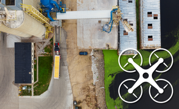 Un site industriel vu de dessus par drone, le drone est piloté par un stagiaire en formation btp et technique