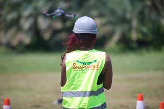une pilote de drone en formation technique au gabon