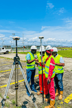 des pilotes de drones en formation technique au gabon avec un GNSS