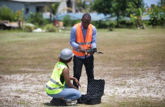 des pilotes de drones en formation au gabon