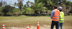 des pilotes de drone en formation au gabon portant des gilets de sécurité