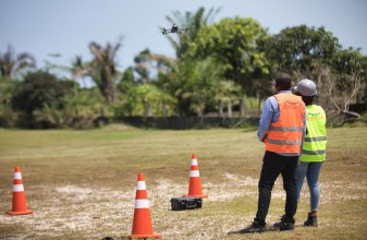 des pilotes de drone en formation au gabon portant des gilets de sécurité